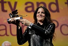 Laura Poitras h&auml;lt den Goldenen L&ouml;wen. - Domenico Stinellis/AP/dpa