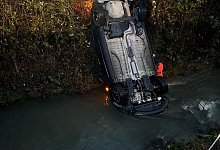 Erste Fahrt mit Neuwagen endet in Bach - Polizei Coesfeld/dpa