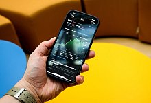 Aktienkurse auf einem Smartphone - Zacharie Scheurer/dpa-tmn