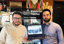 Mike Cacic (l.), Ravensberger Brauerei, und Phillip Marsell von "Limoment" haben sich das System der Genussgutscheine ausgedacht, um in Corona-Zeiten die Gastronomie in OWL zu unterst&uuml;tzen. - privat