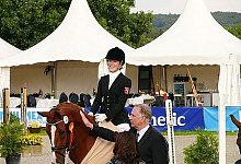 Gratulation: Richter Dr. Munk mit Antonia Sturm. - Foto: Privat