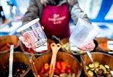 Mehrwegpflicht - Hauke-Christian Dittrich/dpa/dpa-tmn