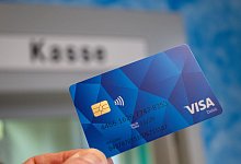 Bezahlkarte für Flüchtlinge - Harald Tittel/dpa