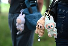 Labubu-Anhänger baumeln an den Taschen von zwei Frauen - Lars Penning/dpa/dpa-tmn