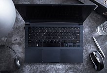 Ein Glas Wasser neben einem Laptop - Foto: Christin Klose/dpa-tmn