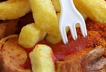 Currywurst mit Pommes - Foto: Martin Gerten