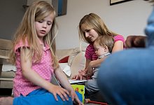 Viele Eltern m&uuml;ssen gleichzeitig arbeiten und Kinder betreuen - Foto: Christin Klose/dpa-tmn