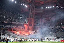 Nach einer Pyro-Schlacht zwischen Fans ist die Freude bei Eintracht Frankfurt getr&uuml;bt. - Sebastian Gollnow/dpa