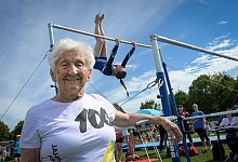 Johanna Quaas - &auml;lteste Turnerin der Welt im Guinness-Buch - Heiko Rebsch/dpa