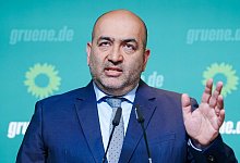 Omid Nouripour, Bundesvorsitzender von B&uuml;ndnis 90/Die Gr&uuml;nen, bei einer Pressekonferenz in Berlin. - Kay Nietfeld/dpa