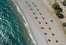 Strand, Meer, Urlaubsstimmung? - Foto: Lefteris Partsalis/XinHua/dpa