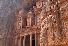 Personen vor Eingang zur Felsenstadt Petra - Verena Wolff/dpa-tmn