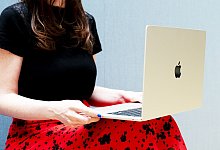 Eine Person mit einem Laptop - Bernd Diekjobst/dpa-tmn