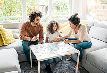 Familie spielt zusammen Memory - Robijn Page/Westend61/dpa-tmn