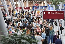 Lange Warteschlangen im Düsseldorfer Flughafen. Die Reiselust ist ungebremst. - David Young/dpa