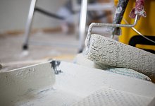 Ein Pinsel und eine Rolle mit weißer Farbe - Sebastian Gollnow/dpa/dpa-tmn