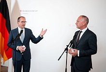 Bundesinnenminister Dobrindt in &Ouml;sterreich - Georg Hochmuth/APA/dpa