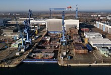 MV Werften Warnem&uuml;nde - Foto: Bernd W&uuml;stneck/dpa-Zentralbild/dpa