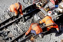 Bauarbeiten am Bahngleis - Roland Weihrauch/dpa/Archivbild