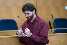 Franco A. in Handschellen hinter der Anklagebank im Hochsicherheitssaal des Oberlandesgerichts. - Boris Roessler/dpa