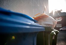 M&uuml;lltonnen - Fabian Strauch/dpa