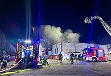 Möbellager brennt - Warnung an Anwohner - --/Feuerwehr Sprockhövel/dpa