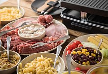 Fleischplatte f&uuml;r das Raclette - Christin Klose/dpa-tmn