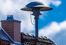 Alarmsirene auf Hausdach - Foto: Jens B&uuml;ttner/dpa-Zentralbild/dpa