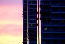 Die Fassaden von Wohnhochhäusern bei Sonnenuntergang - Kay Nietfeld/dpa/dpa-tmn