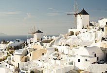 Santorin in Griechenland ist ein beliebtes Reiseziel - Foto: Philipp Laage/dpa-tmn