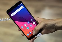 Wikos Smartphone im 18:9-Format - Foto: Alexander Heinl/dpa-tmn