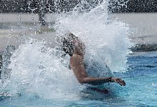 Erfrischung im k&uuml;hlen Nass suchen - ab Mittwoch empfiehlt sich das fast &uuml;berall in Deutschland. - Oliver Berg/dpa