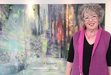 Annely Delker mit ihrem Bild &bdquo;Utopia&ldquo; - Barbara Luetgebrune