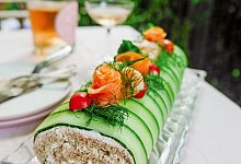 Gerollte Brottorte mit Krabbenfüllung - Michaela Fuchs/Christian Verlag/dpa-tmn