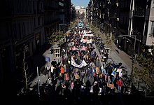 Lehrer streiken in Frankreich - Foto: Daniel Cole/AP/dpa
