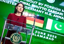 Annalena Baerbock &auml;u&szlig;ert sich bei einer Pressekonferenz nach ihrem Gespr&auml;ch mit dem pakistanischen Au&szlig;enminister Bhutto Zardari. - Bernd von Jutrczenka/dpa