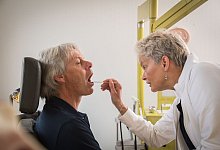 Ein Mann wird von HNO-Ärztin untersucht - Christin Klose/dpa-tmn