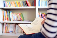 Kinder sollten mit B&uuml;chern Lesen lernen - Sebastian Gollnow/dpa