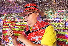 Frührentner schmückt sein Haus mit 130.000 Kronkorken - Jörn Hüneke/dpa