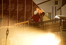 Ein Bauarbeiter auf einer Baustelle - Sina Schuldt/dpa/dpa-tmn