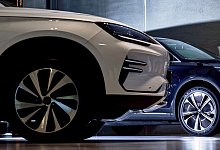 Autoverkäuferin Sarah-Marie Frieling verkauft BYD - picture alliance / SZ Photo