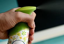 Ein Mann verspr&uuml;ht Raumspray - David-Wolfgang Ebener/dpa/dpa-tmn