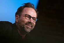 Kurt Krömer, Komiker, sitzt im Rahmen des Literaturfestivals Lit.Cologne auf der Bühne in den Balloni Hallen. - Rolf Vennenbernd/dpa