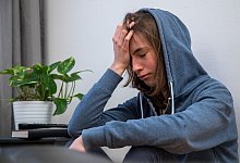 Person h&auml;lt sich den schmerzenden Kopf - Christin Klose/dpa-tmn