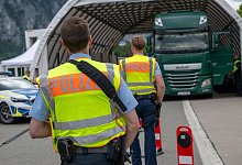 Bundespolizei kontrolliert Grenz&uuml;bergang Kiefersfelden - Peter Kneffel/dpa