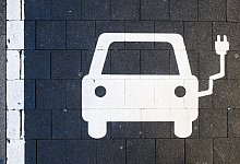 E-Auto - Julian Stratenschulte/dpa/Symbolbild