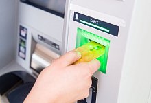 Frau hebt Geld ab - Benjamin Nolte/dpa-tmn