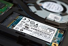 Eine SSD-Festplatte in einem Notebook - Andrea Warnecke/dpa-tmn