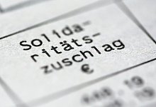 Schriftzug Solidarit&auml;tszuschlag auf einer Steuererkl&auml;rung - Foto: Roland Weihrauch/dpa/dpa-tmn