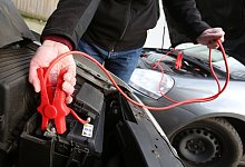 Starthilfe - Foto: Bodo Marks/dpa-tmn